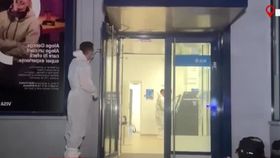 VIDEO Un jaf armat a avut loc la o bancă din Iași. Un individ mascat a intrat în încăpere